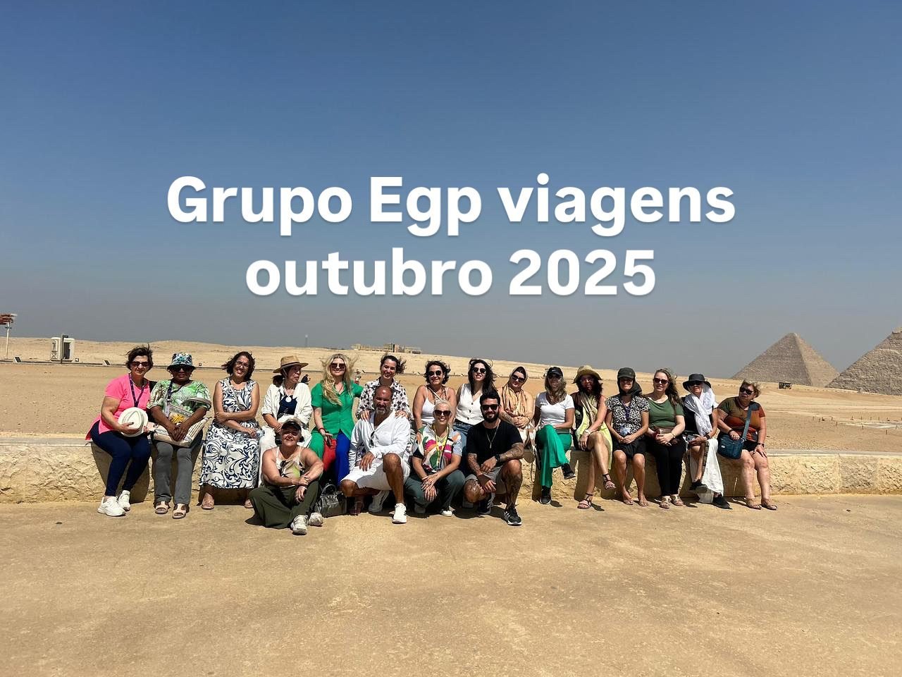 Grupo de clientes da EGP Viagens reunido no deserto egípcio durante excursão
