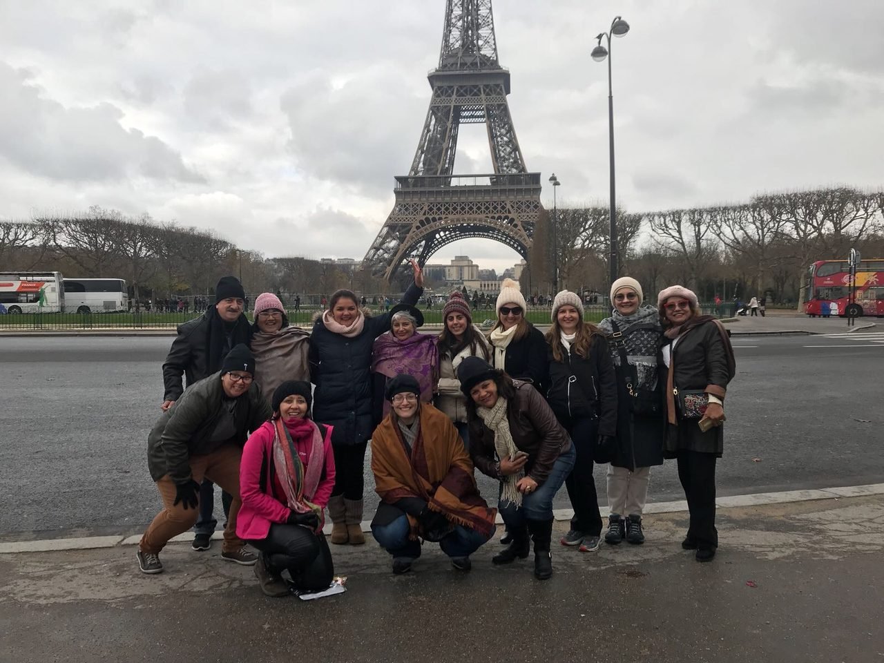 Grupo de clientes da EGP Viagens em frente à Torre Eiffel, em Paris