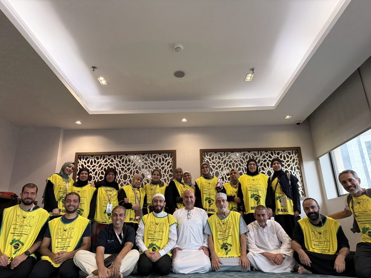 Grupo de clientes da EGP Viagens reunido em ambiente interno durante roteiro religioso