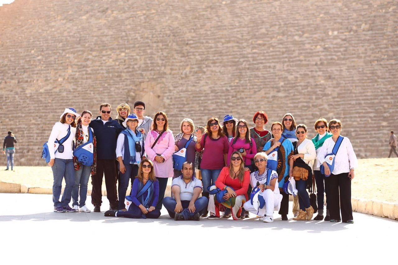 Grupo de clientes da EGP Viagens entre colunas de um templo egípcio