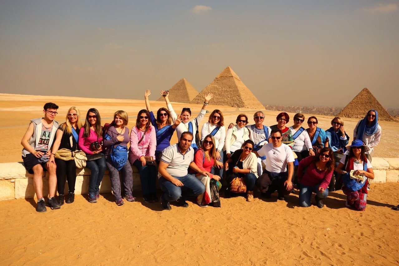 Grupo de clientes da EGP Viagens nas Pirâmides de Gizé, no Egito