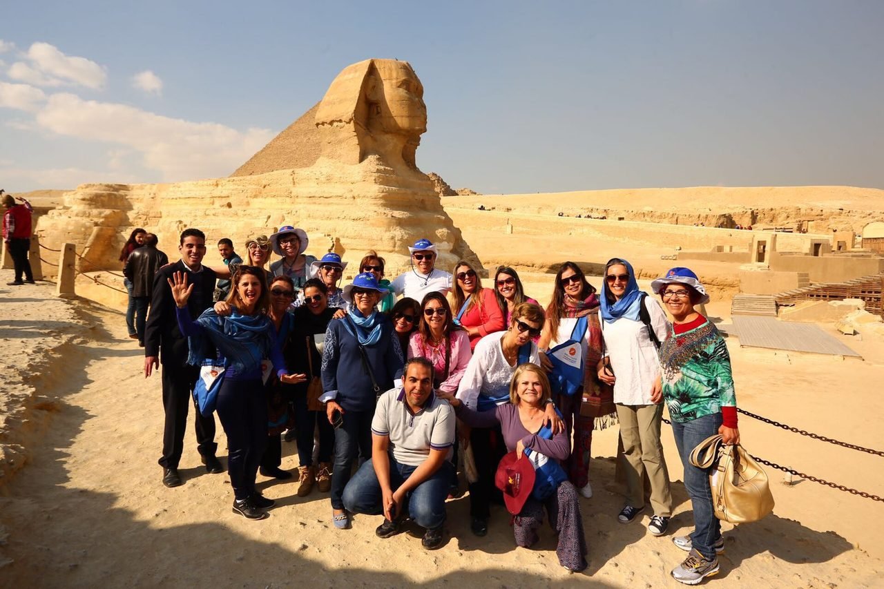 Grupo de clientes da EGP Viagens em frente à Esfinge de Gizé, no Egito