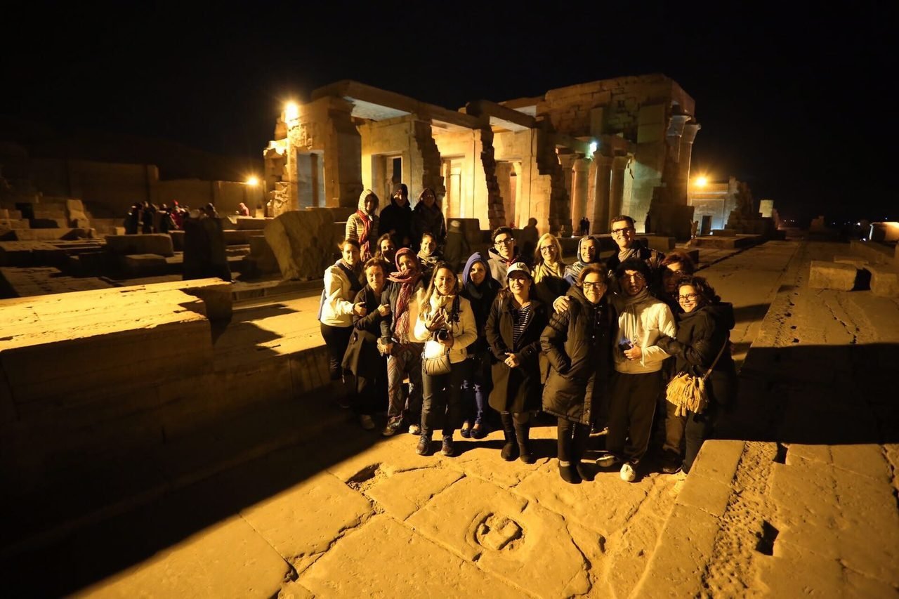 Grupo de clientes da EGP Viagens visitando um templo egípcio iluminado à noite