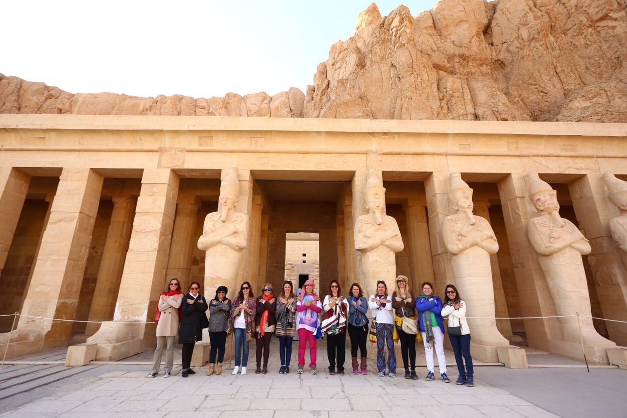 Grupo de clientes da EGP Viagens entre as colunas do Templo de Hatshepsut, em Luxor