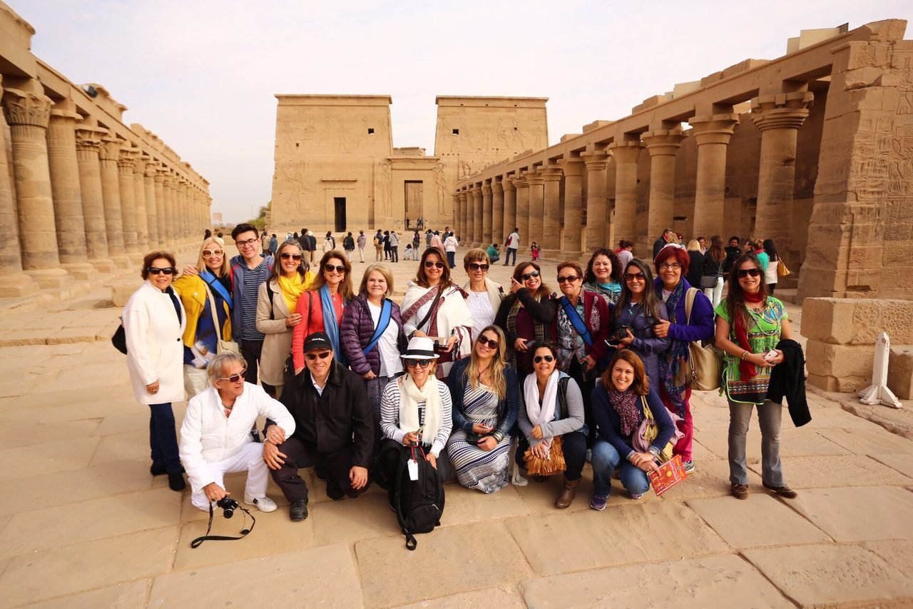 Grupo de clientes da EGP Viagens no Templo de Philae ao entardecer, em Aswan
