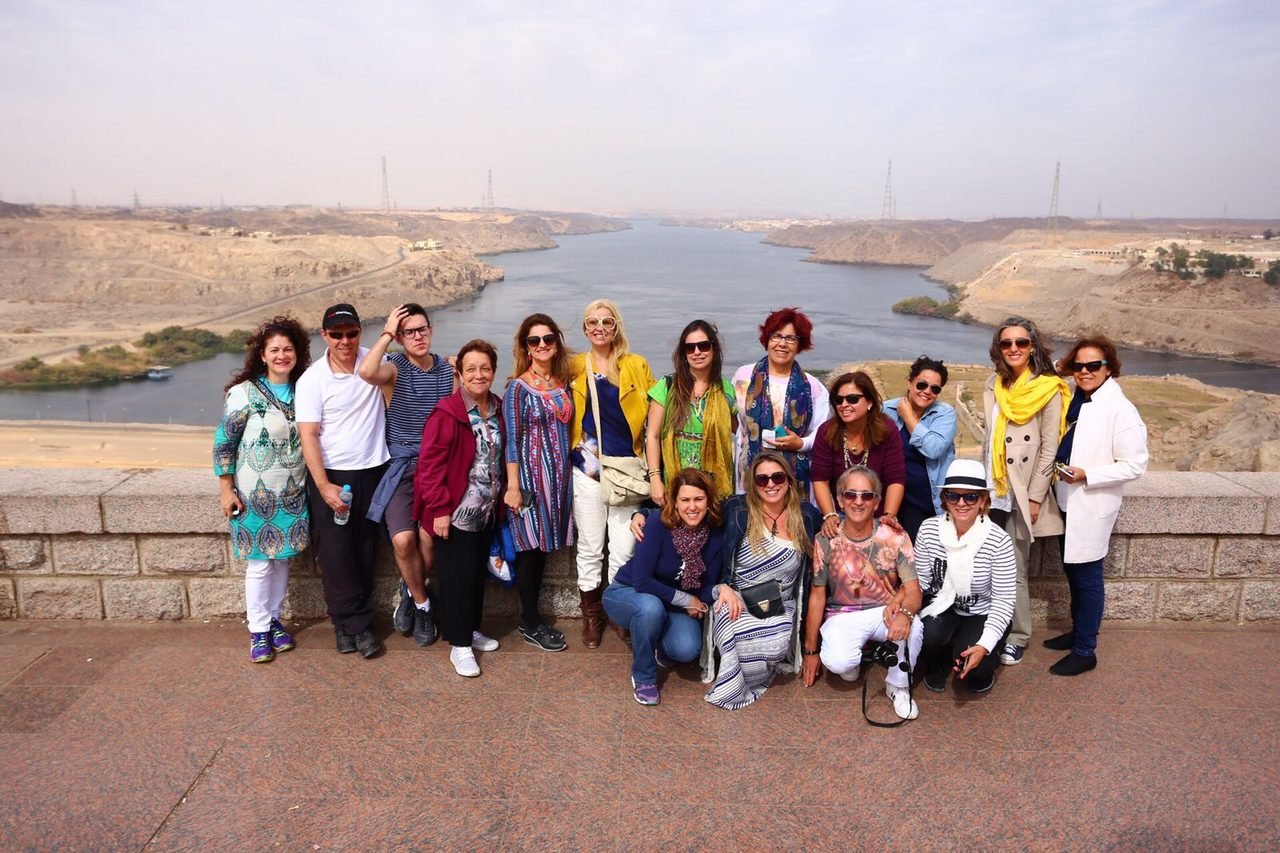 Grupo de clientes da EGP Viagens em passeio de barco pelo rio Nilo, em Aswan