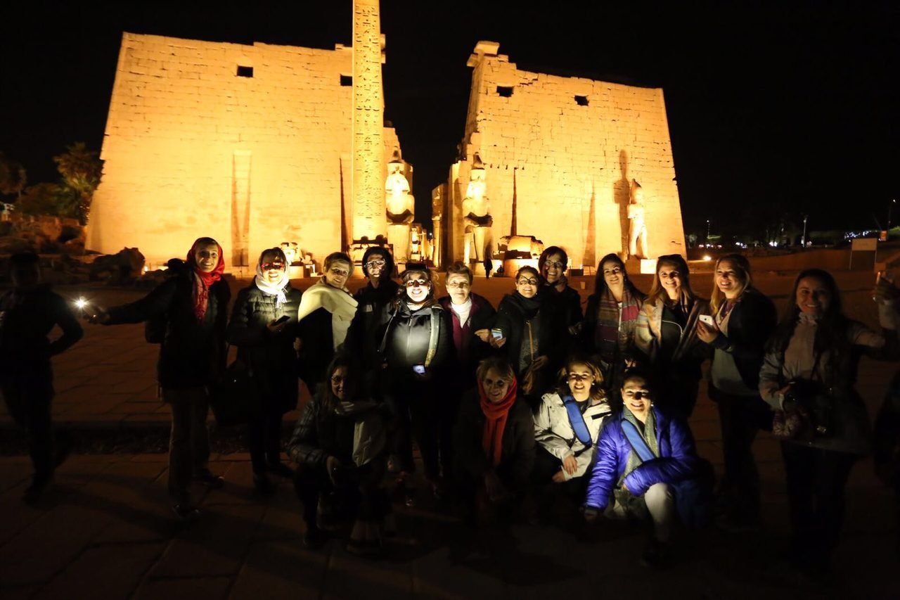 Grupo de clientes da EGP Viagens visitando o Templo de Luxor iluminado à noite