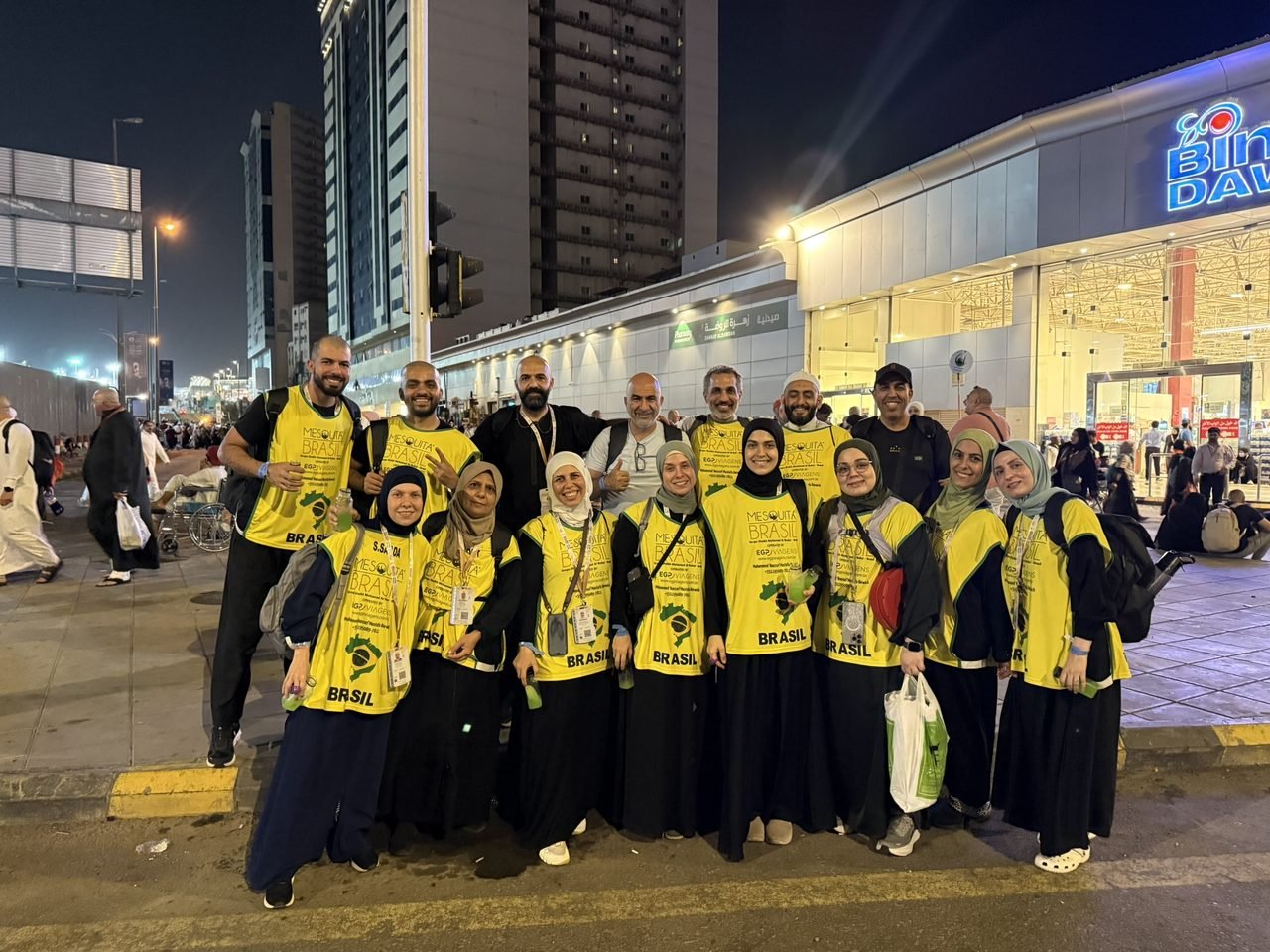 Grupo de clientes da EGP Viagens uniformizados em via pública durante roteiro religioso