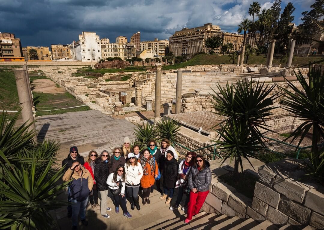 Grupo de clientes da EGP Viagens em sítio arqueológico à beira-mar, no Egito