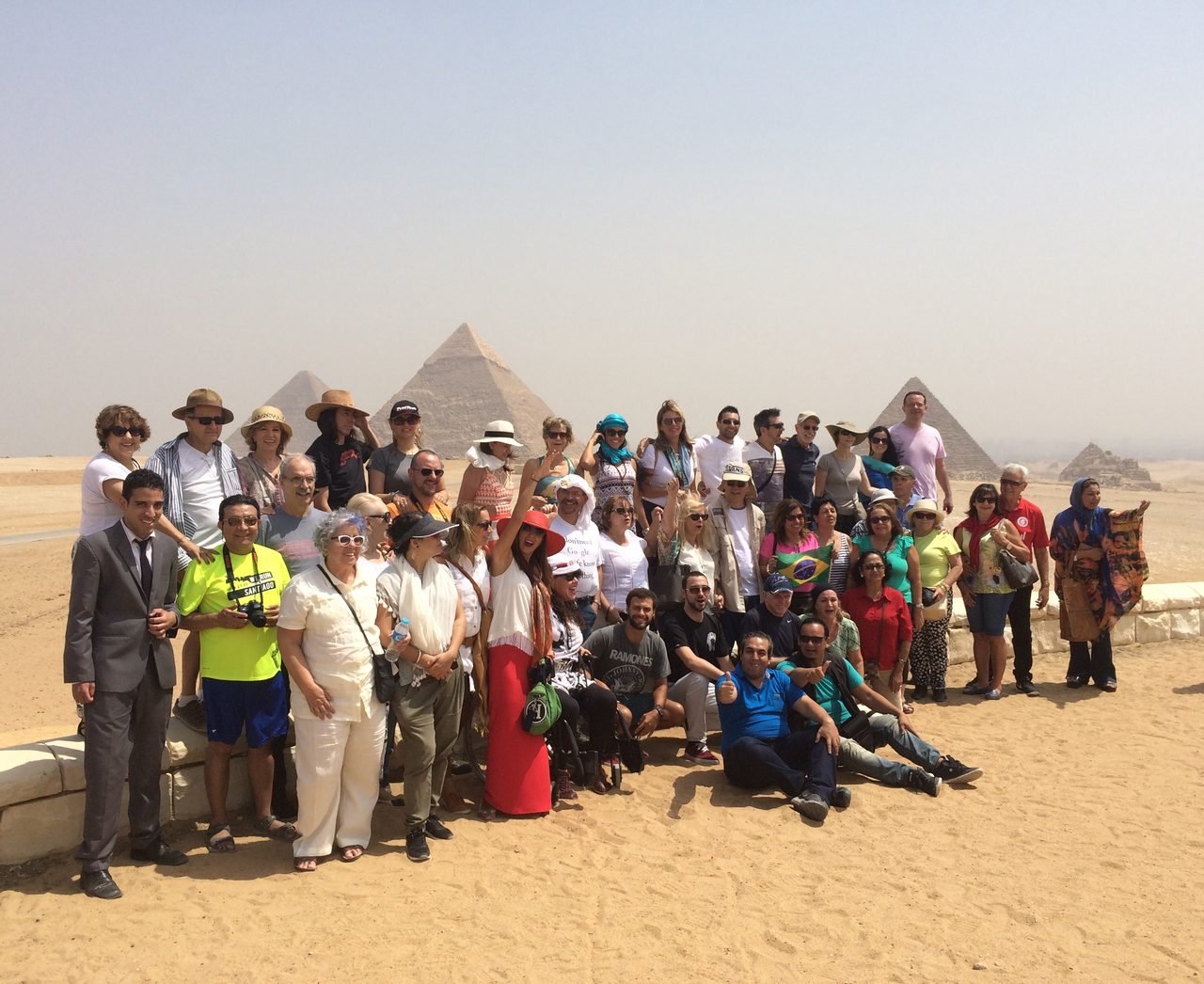 Grupo de clientes da EGP Viagens nas Pirâmides de Gizé, no Egito, com guia local