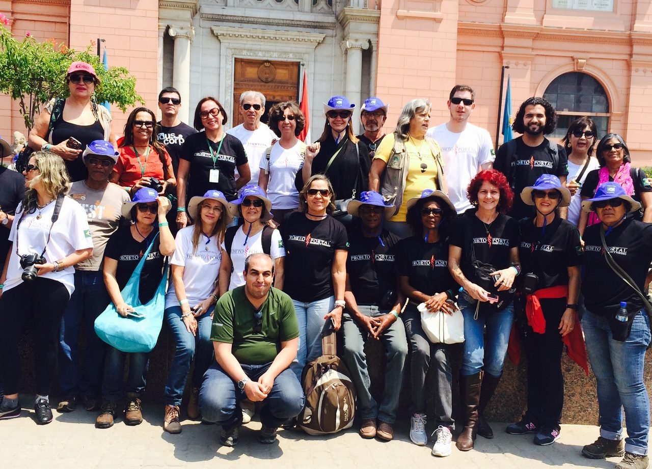 Grupo de clientes da EGP Viagens uniformizado em frente a um museu ou monumento no Egito