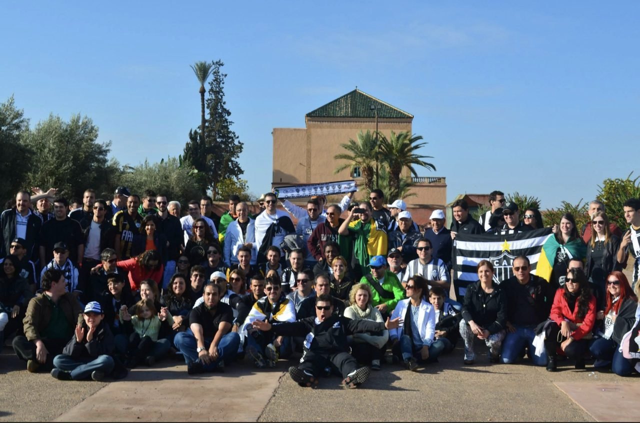 Grupo de clientes da EGP Viagens em um palácio histórico durante roteiro por Marrocos