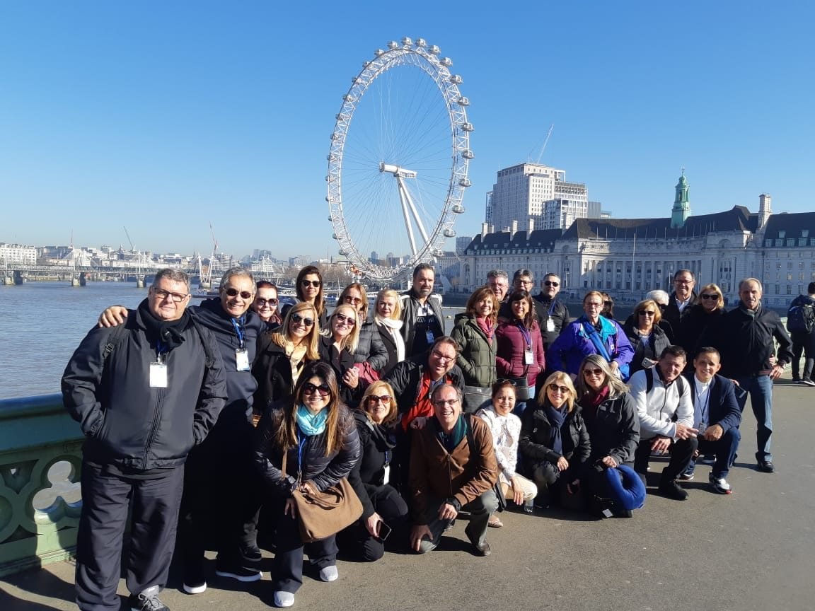 Grupo de clientes da EGP Viagens em frente à roda-gigante London Eye, em Londres