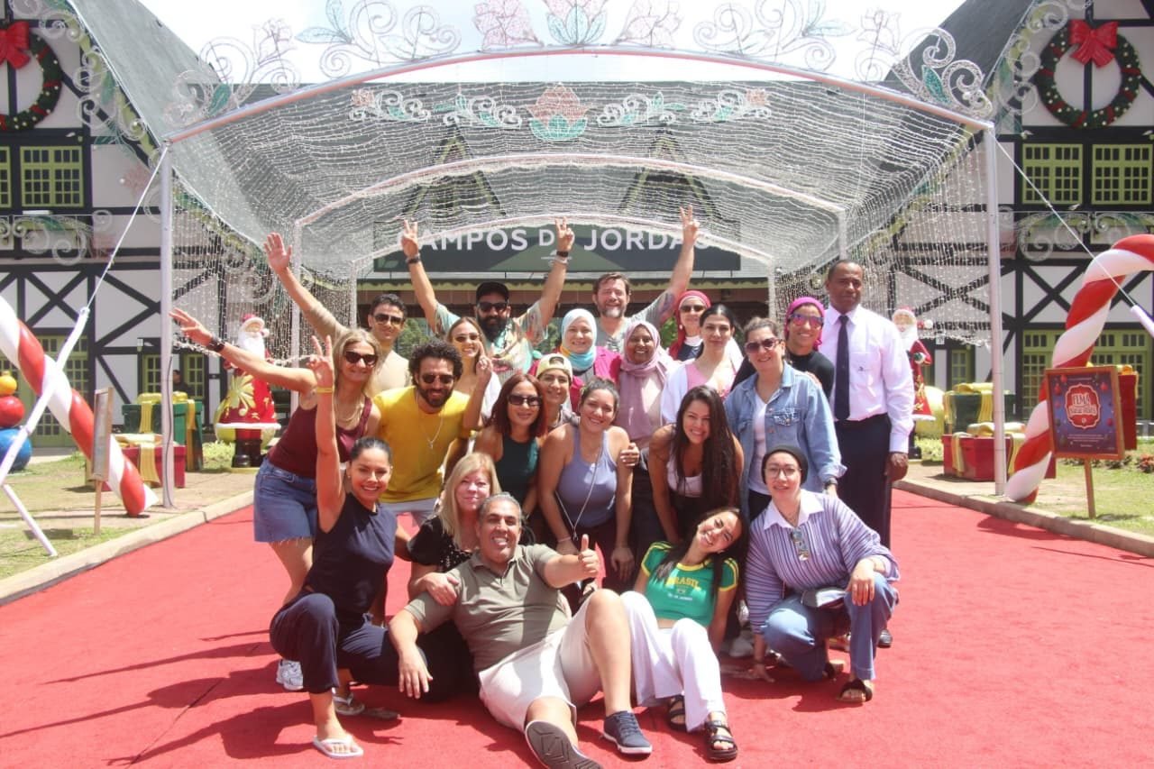 Grupo de clientes da EGP Viagens na decoração natalina de Campos do Jordão, no Brasil