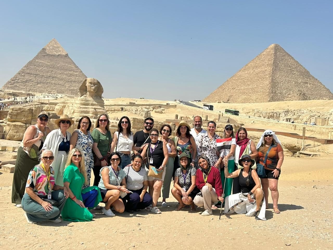 Grupo de clientes da EGP Viagens em frente à Esfinge e às Pirâmides de Gizé, no Egito