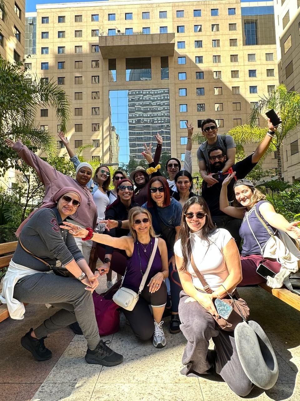 Pequeno grupo de clientes da EGP Viagens reunido durante viagem