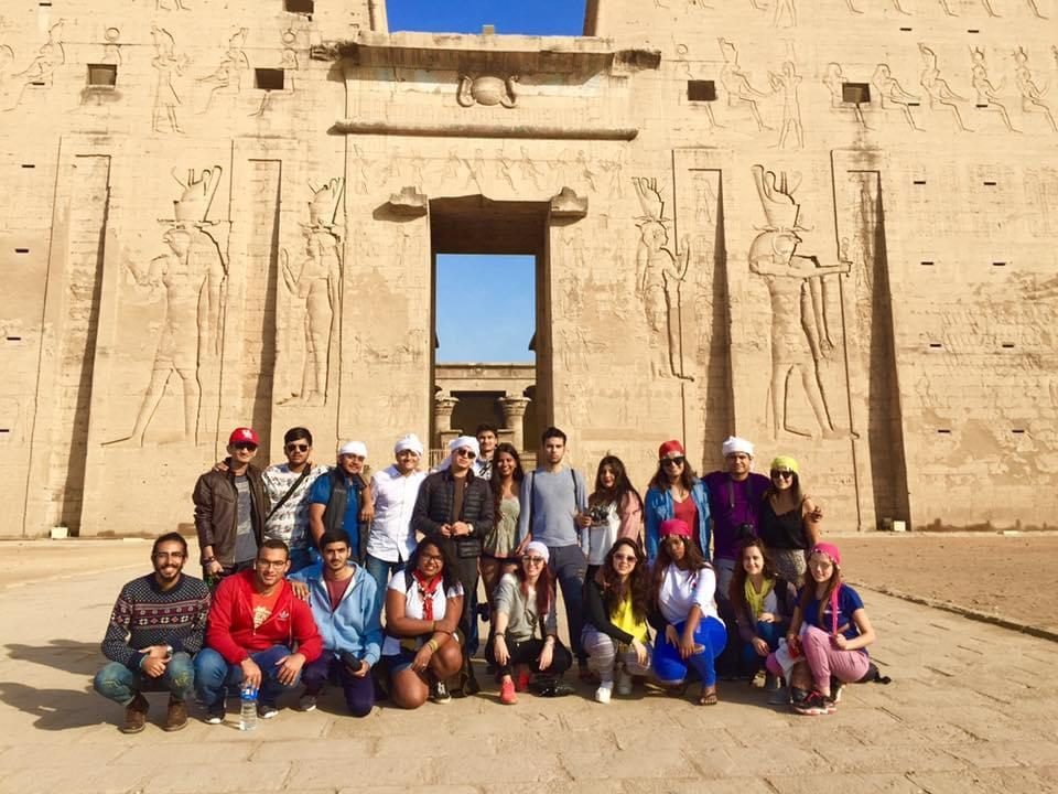 Grupo de clientes da EGP Viagens em frente a um templo egípcio, em Aswan