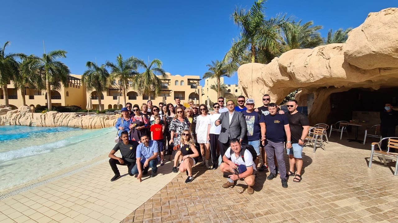 Grupo de clientes da EGP Viagens reunido à beira da piscina em um resort, no Egito