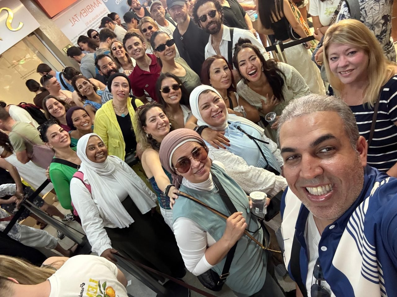 Grupo de clientes da EGP Viagens em selfie durante passeio pelo Egito