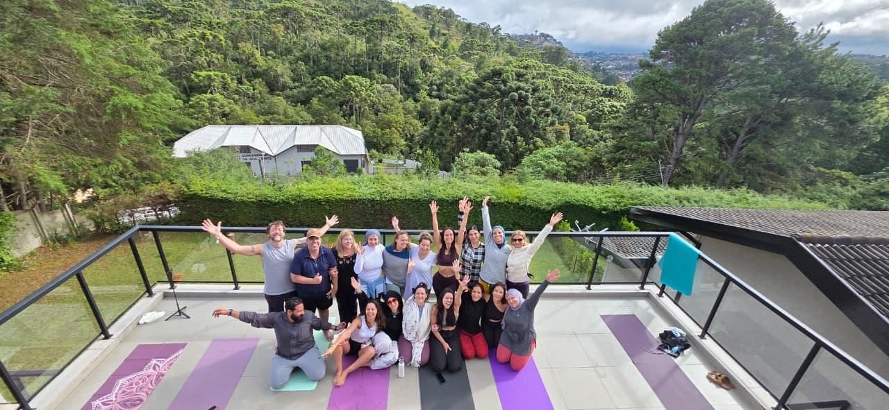 Grupo de clientes da EGP Viagens reunido em um terraço com vista, durante viagem