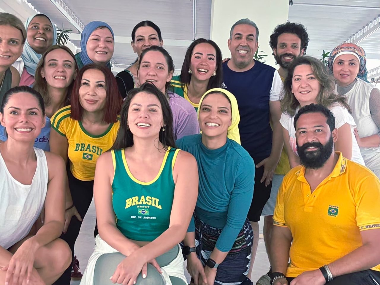 Grupo de clientes da EGP Viagens vestindo camisas do Brasil durante viagem