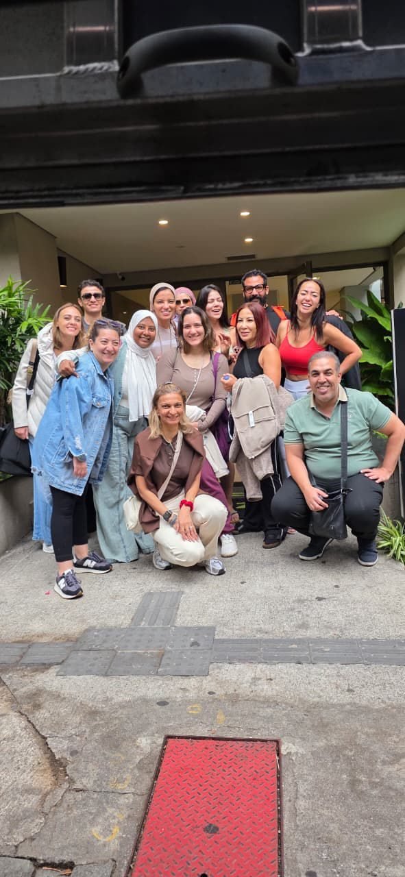 Pequeno grupo de clientes da EGP Viagens em um jardim durante passeio