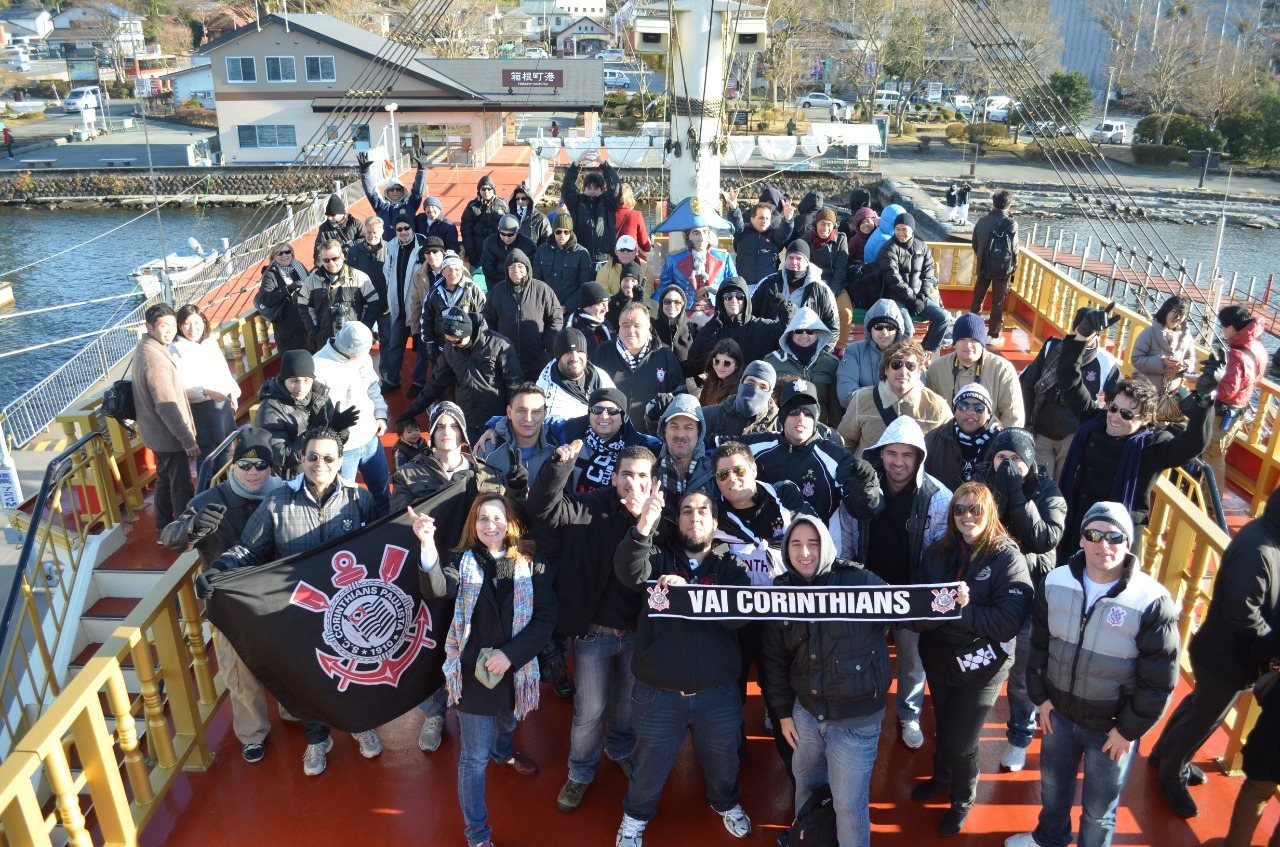 Grande grupo de clientes brasileiros da EGP Viagens em um barco turístico no Japão