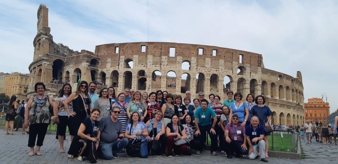 Grupo de clientes da EGP Viagens em frente ao Coliseu, em Roma, Itália