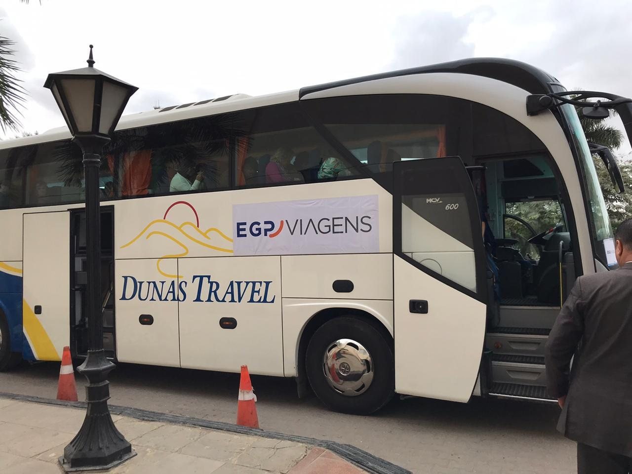 Ônibus de turismo com a faixa EGP Viagens, usado para transportar grupos durante as excursões