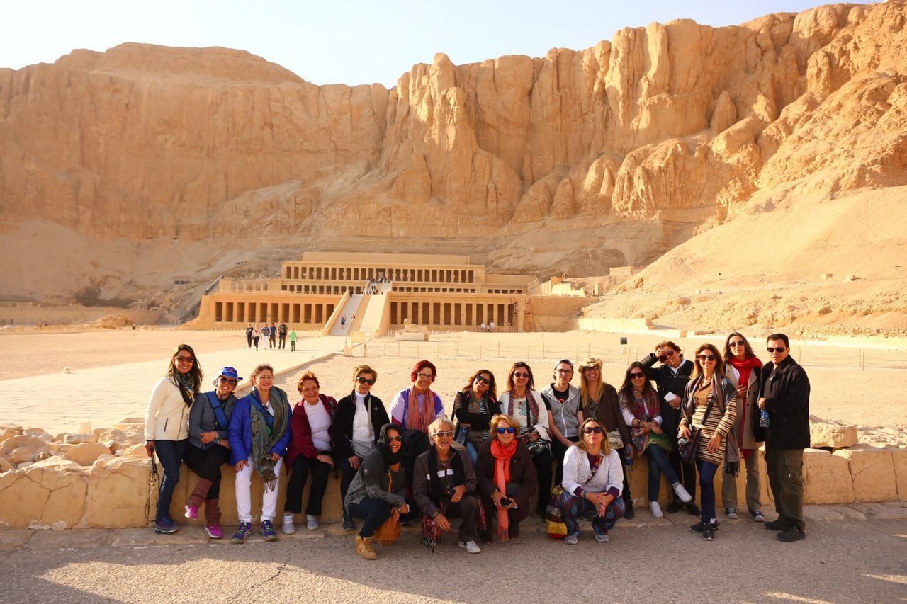 Grupo de clientes da EGP Viagens em frente ao Templo de Hatshepsut, em Luxor, Egito