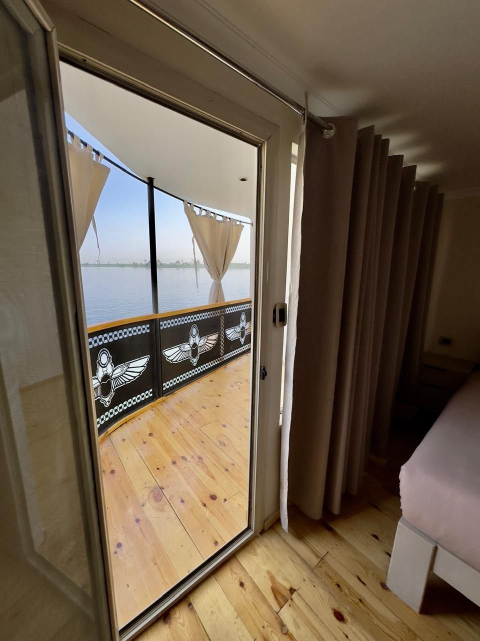 Deck privativo com vista para o Nilo, acessado direto da cabine