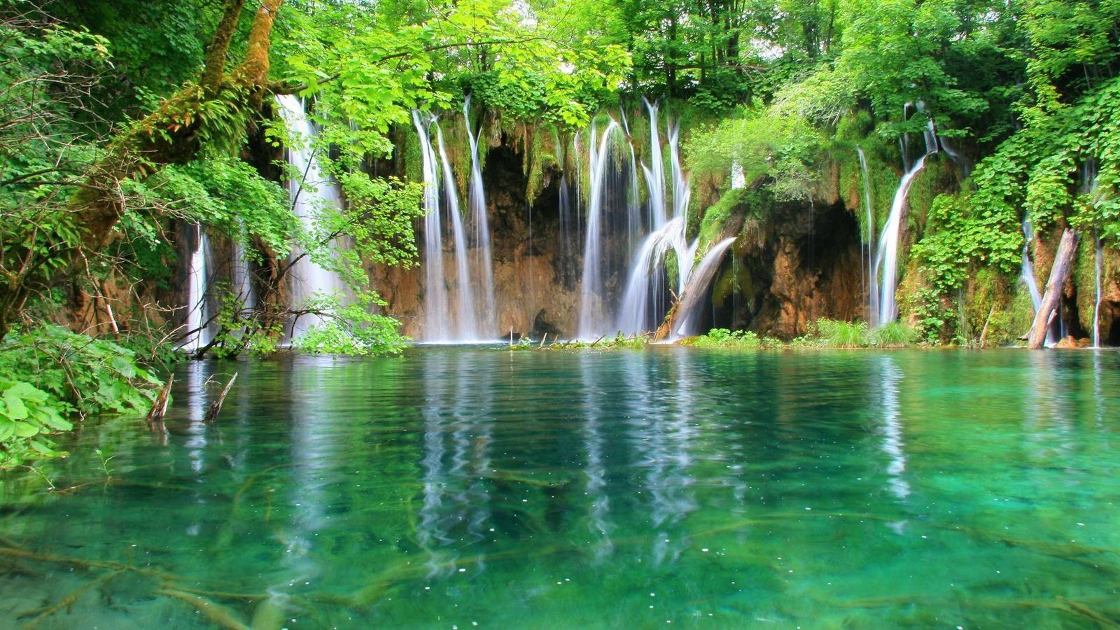 Passeio à Croácia: Lagos Plitvice e Vila Rastoke saindo de Zagreb por apenas 10X R$119,90