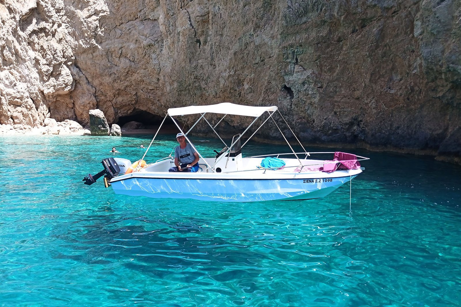 Passeio de Barco para Pesca com Equipamento Profissional na Ilha de Zakynthos na Grécia por apenas 10X R$99,90