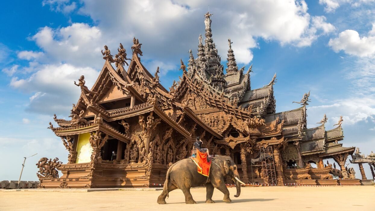 Passeio na Tailândia: Visita Guiada ao Santuário da Verdade de Pattaya e à Ilha de Coral em Bangkok por apenas 10X R$199,90
