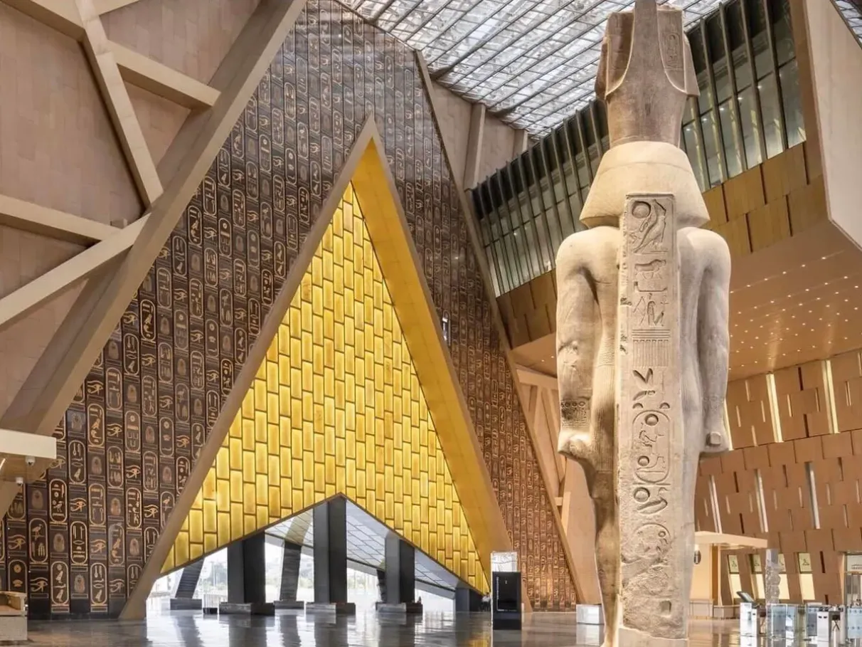 Passeio novo Museu Novo do Cairo (Grande Museu Egípcio) com Guia Egiptólogo Português