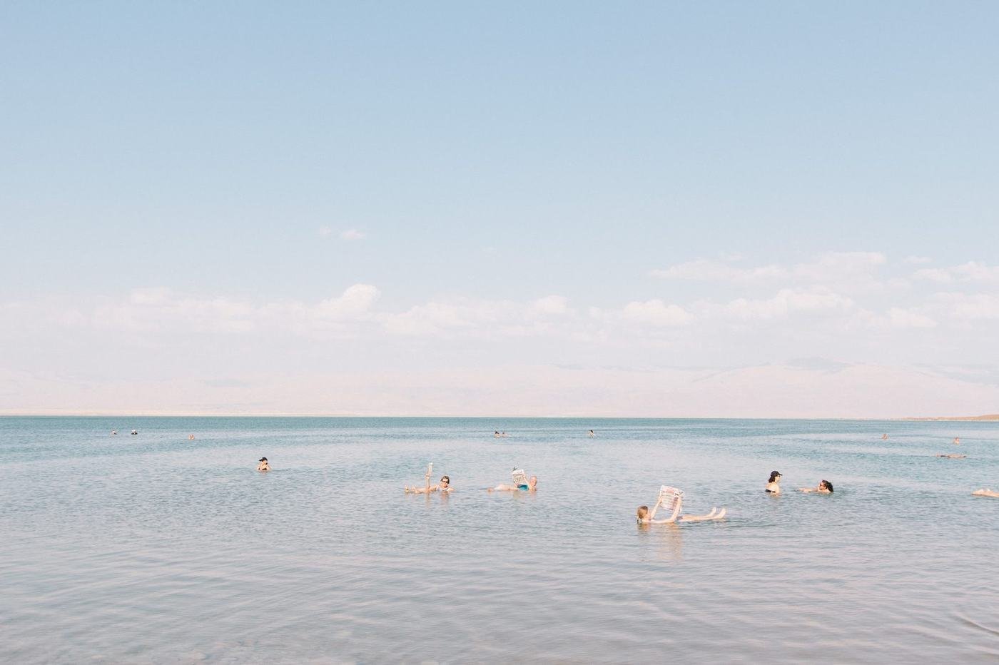 Flutuando nas águas do Mar Morto